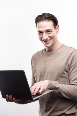 Laptop ile poz hoş genç adam