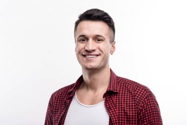 Checked tişörtlü iyimser yakışıklı adam portresi