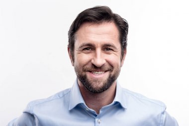 Gülümseyen sakallı orta yaşlı adam portresi