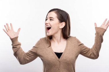 Sevinçle bağırarak ve ellerini yükselterek hoş kadın