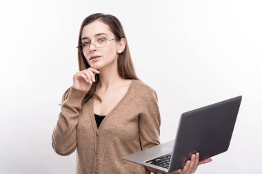 Güzel kız öğrenci bir dizüstü bilgisayar holding