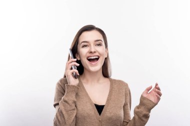 Çok güzel genç kadın mutlu telefonda Sohbet