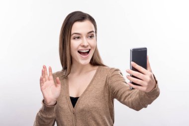 Poz ve bir selfie alarak neşeli genç kadın