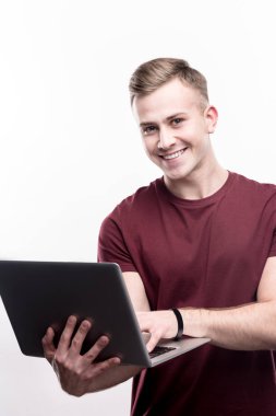 Sarışın genç adam onun laptop kullanma