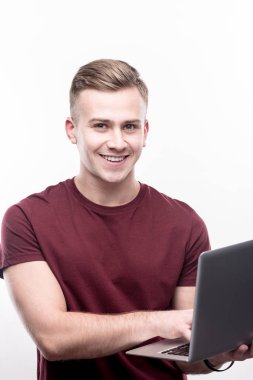 Dizüstü bilgisayar kullanan iyimser sarışın adam