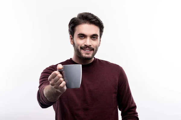 Charmiga pensel ung man erbjuda en kopp kaffe — Stockfoto