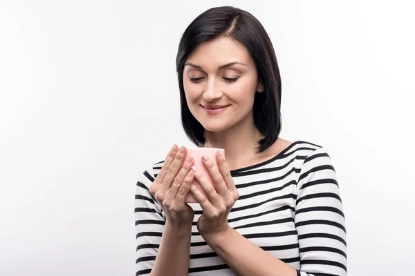 Nádherná žena šálek kávy s oběma rukama, baňkování — Stock fotografie
