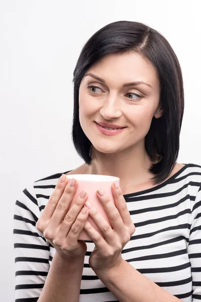 Mujer encantadora sosteniendo una taza de café — Foto de Stock