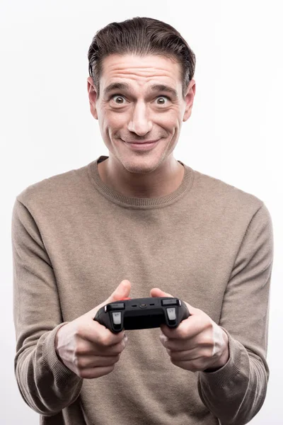 Piacevole uomo che gioca ai videogiochi con controller — Foto Stock