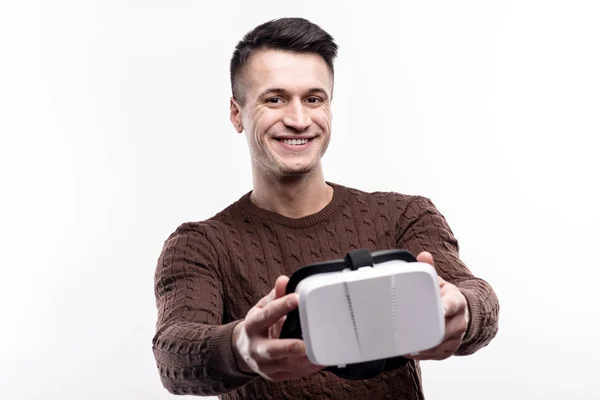 Charmanter Mann zeigt sein neues Virtual-Reality-Headset — Stockfoto