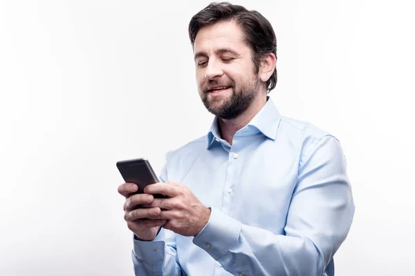 Mavi gömlekli telefonunu yazarak çekici adam — Stok fotoğraf