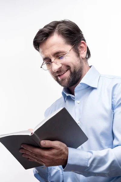 Profesor encantador tomando notas en su planificador — Foto de Stock