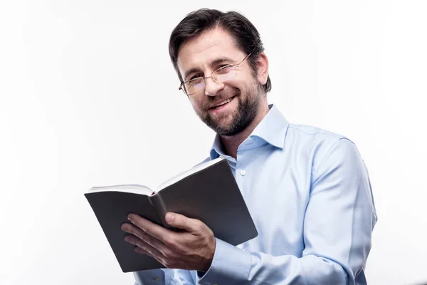 Profesor sonriente escribiendo en su cuaderno — Foto de Stock