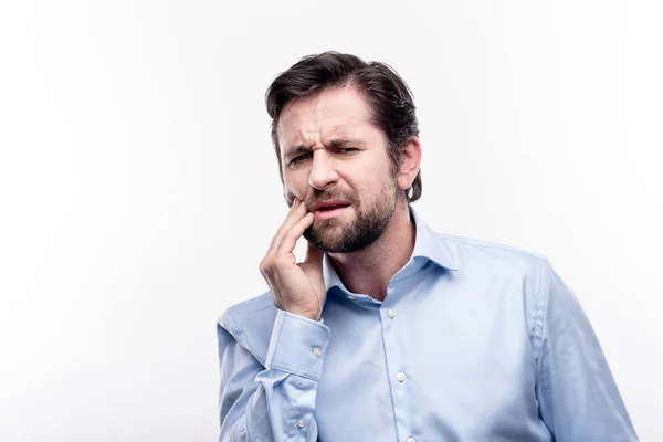 Темноволосый мужчина средних лет, страдающий зубной болью — стоковое фото