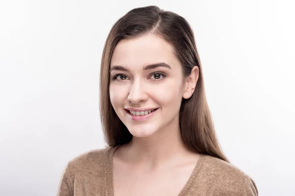 Retrato de la encantadora mujer de ojos oscuros sonriendo —  Fotos de Stock