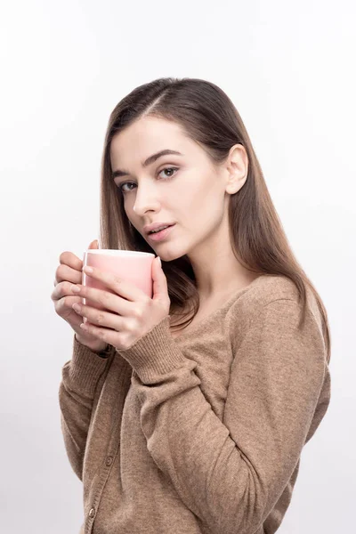 Mujer joven tierna posando con taza de café — Foto de Stock