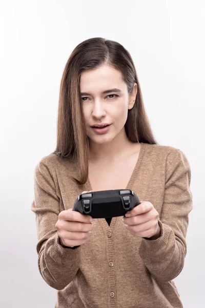 Mulher bonita sendo concentrada em jogo de vídeo — Fotografia de Stock