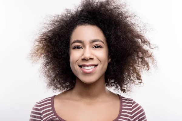Retrato de una joven alegre con el pelo rizado — Foto de Stock