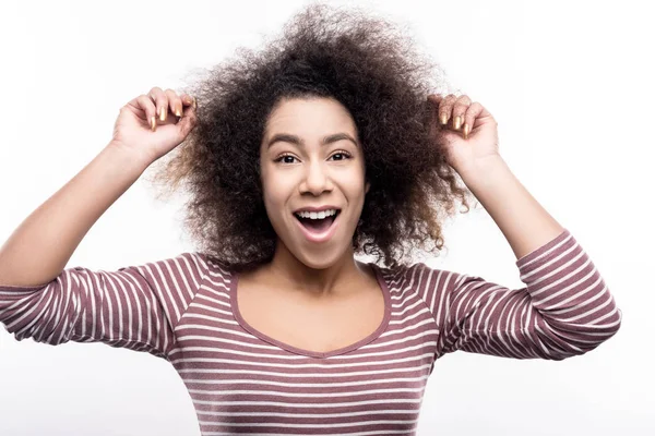 Jeune femme mignonne touchant ses cheveux bouclés — Photo