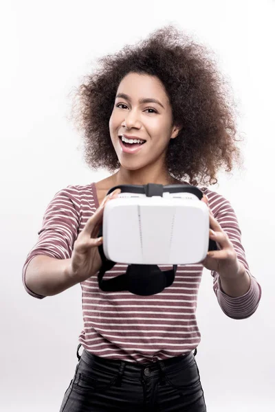 Charmante Frau mit lockigem Haar demonstriert neues VR-Headset — Stockfoto