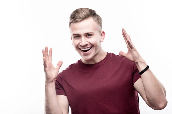 Hombre feliz haciendo movimientos de baile y posando — Foto de Stock