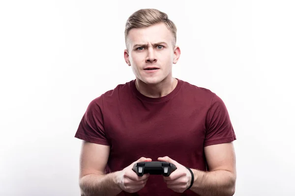 Knappe blonde man spelen van videospellen — Stockfoto