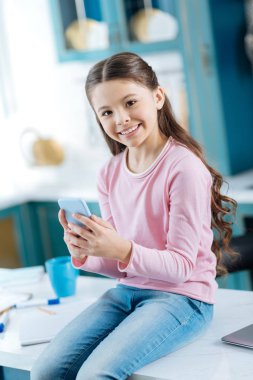 Telefonunu kullanan güzel mutlu kız