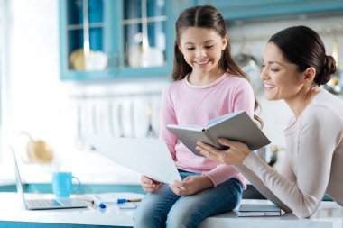 İlham kız ve annesi ile bir kitap arıyorum