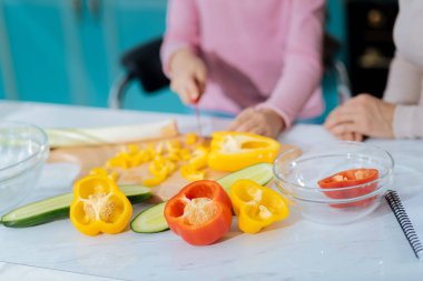 Küçük kız nasıl kesmek öğrenme