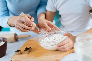 Şefkatli anne ve kız biraz para yapma