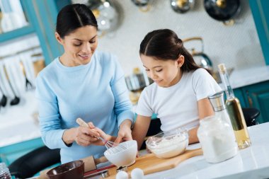 Sevgi dolu bir anne ve kızı biraz kurabiye yapma