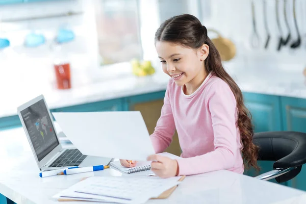 Glada barn skriva och hålla ett pappersark — Stockfoto