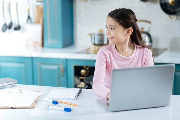 Glad ung flicka arbetar på hennes laptop — Stockfoto