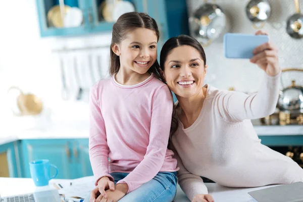 Lycklig dotter och mamma att ta foton — Stockfoto