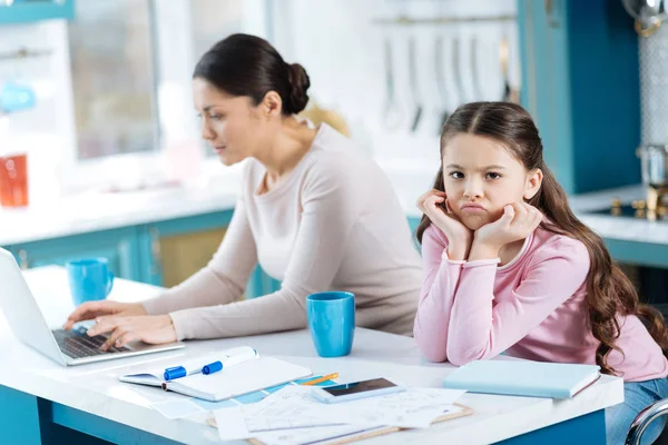 Niña insatisfecha sintiéndose sola —  Fotos de Stock