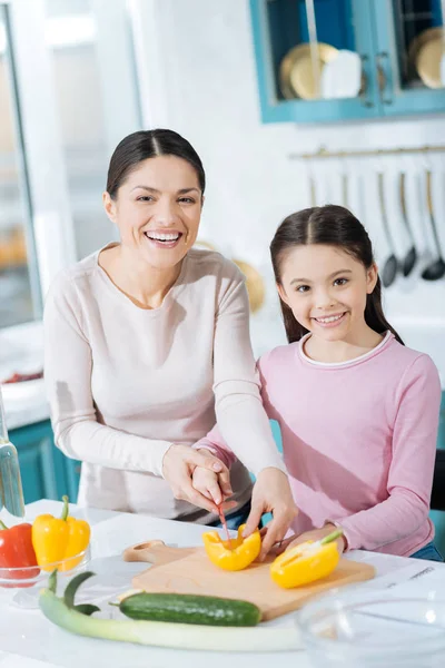 Mãe inspirada fazendo uma salada com sua filha — Fotografia de Stock