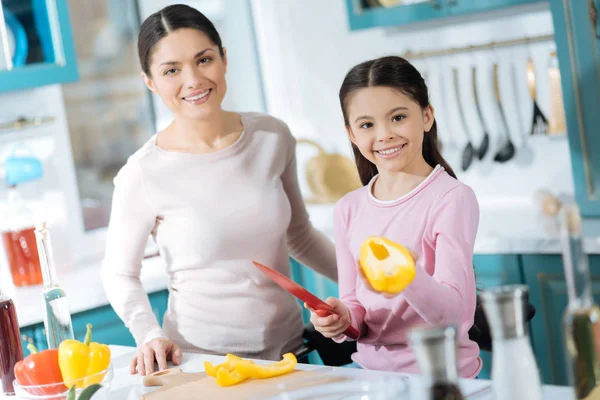 Inspirerad tjej att göra en sallad med hennes mamma — Stockfoto