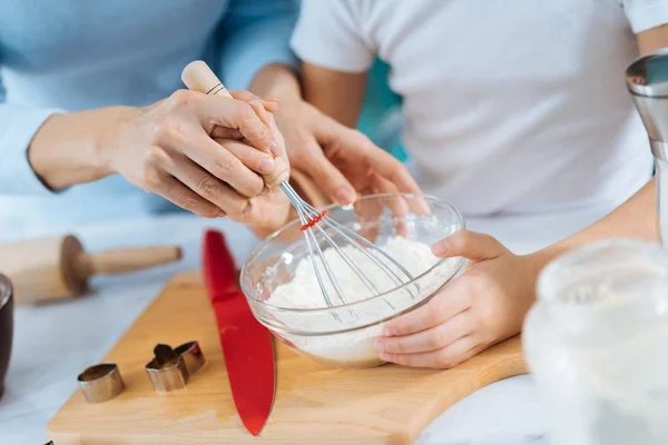 Amare mamma e ragazza facendo un po 'di pasta — Foto Stock