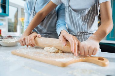 Sevgi dolu bir anne kızının yardım