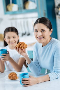 Mutlu anne kızıyla birlikte Öğle Yemeği