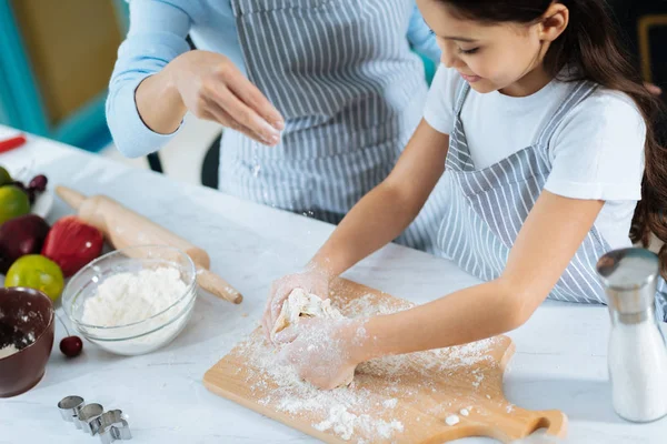 ちょっと素敵な女の子の彼女のお母さんと料理 — ストック写真