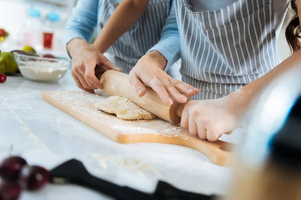 Madre devota che aiuta sua figlia — Foto Stock