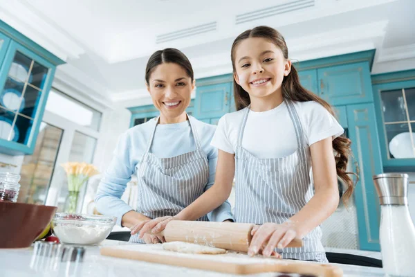 Веселая мать и дочь пекут пирог — стоковое фото