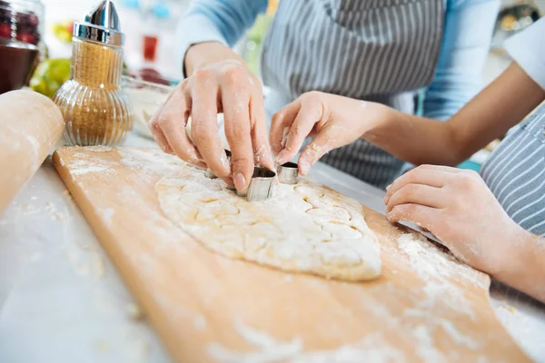 Madre e hija usando moldes lindos para galletas —  Fotos de Stock