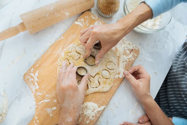 Madre e hija usando moldes divertidos para galletas —  Fotos de Stock