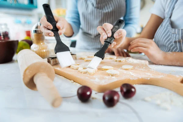 Mutter und Tochter backen schöne kleine Plätzchen — Stockfoto