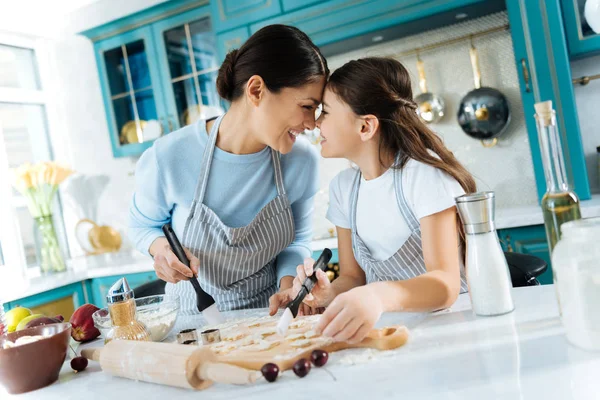 Lycklig mamma och flicka att göra några läckra kakor — Stockfoto