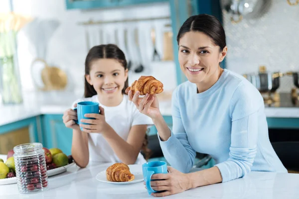 Sorrindo mãe almoçando com sua filha — Fotografia de Stock