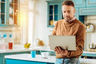 Diz üstü tutan güzel yakışıklı adam