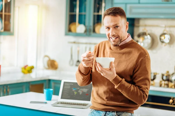 Trevlig glad man äta — Stockfoto